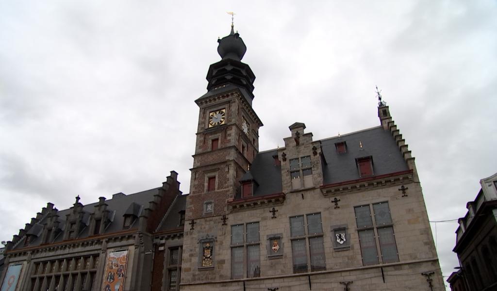 Binche : la façade restaurée de l'Hôtel de Ville se dévoile