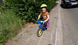 Ecaussinnes: Sacha en draisienne, maman à vélo 