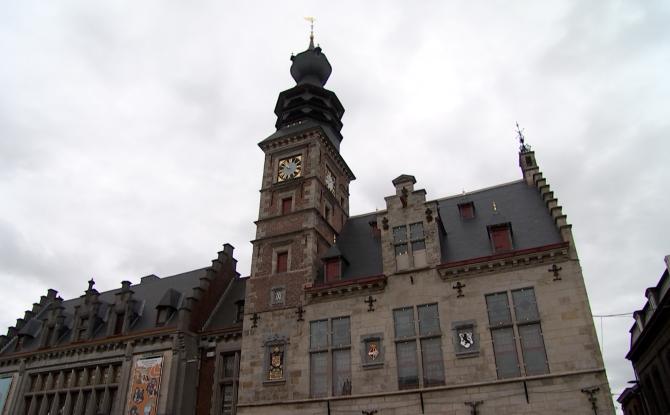 Binche : la façade restaurée de l'Hôtel de Ville se dévoile