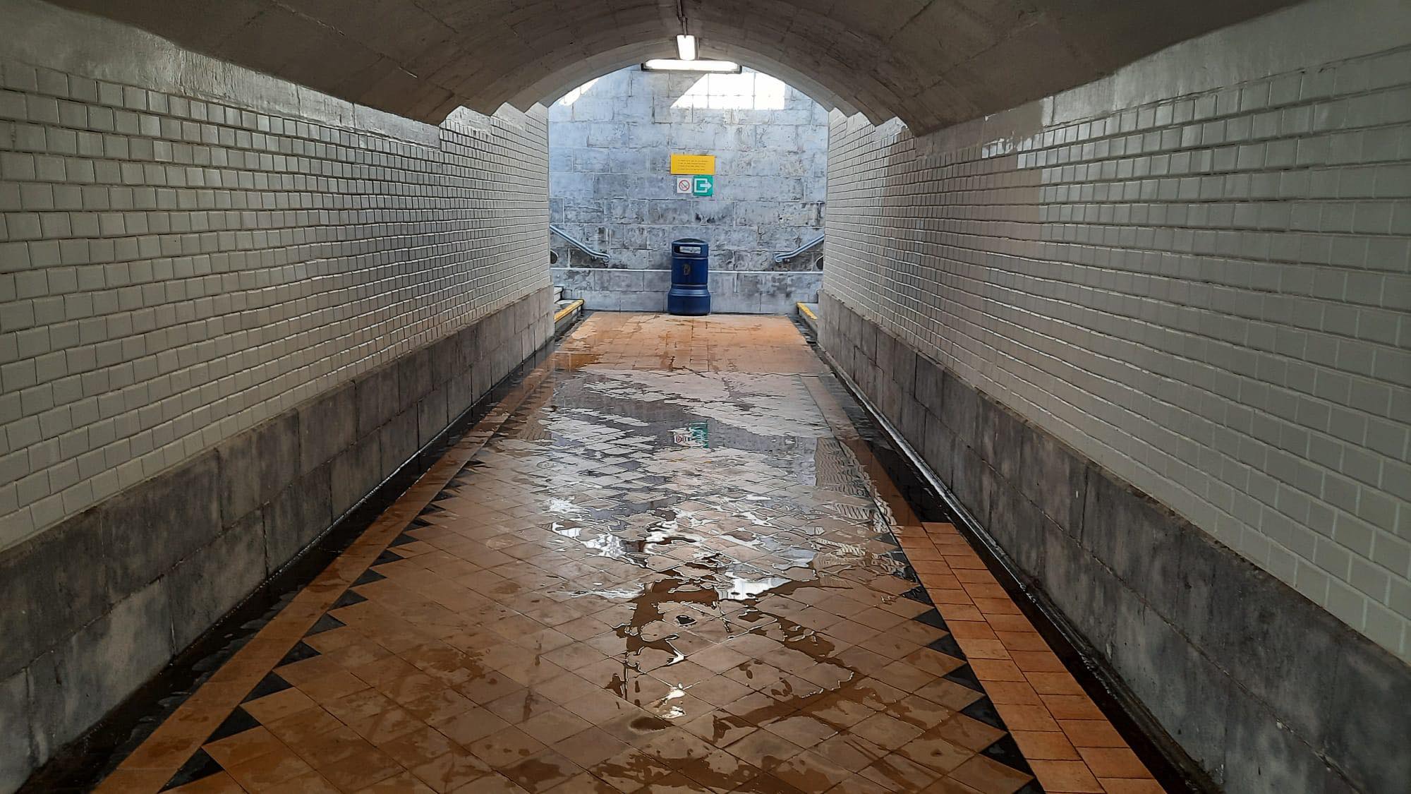 Binche : inondation du couloir souterrain de la gare 