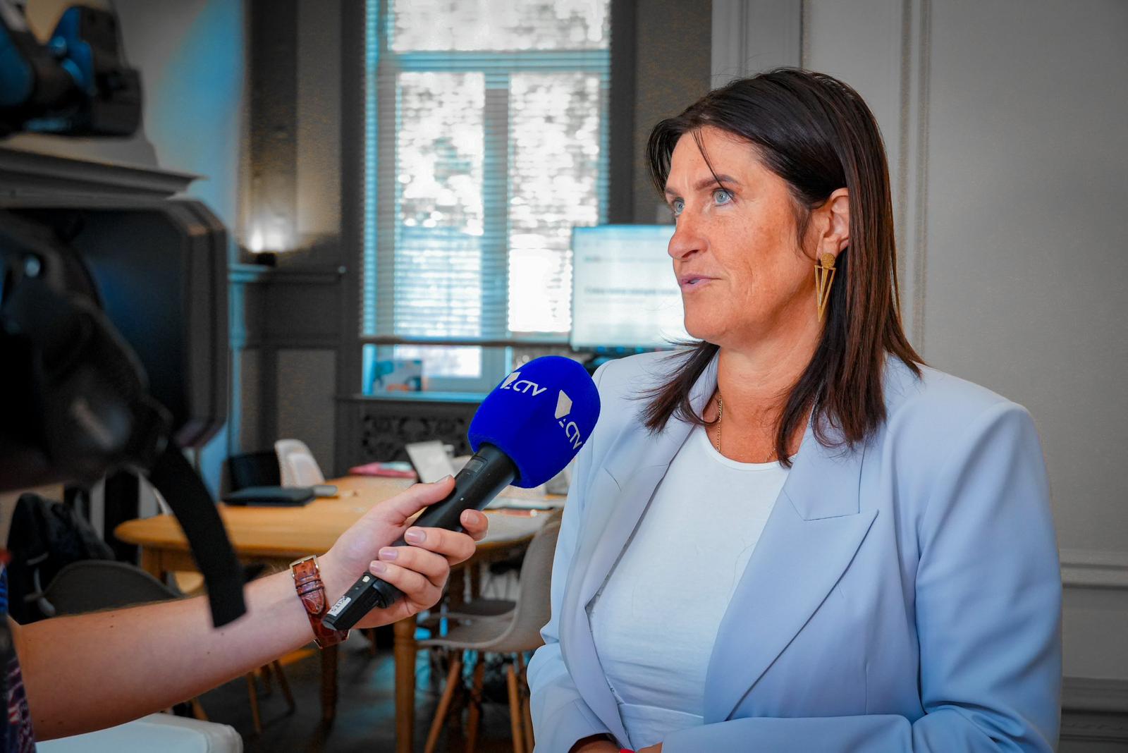 La ministre Jacqueline Galant veut supprimer deux médias de proximité dans le Hainaut