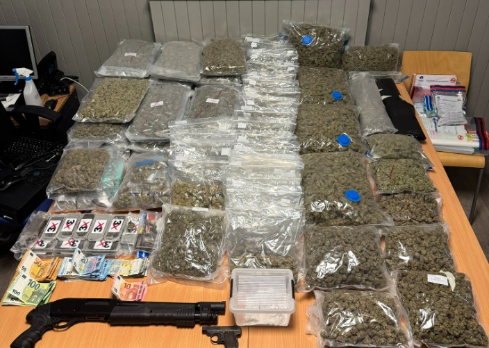 Police de La Louvière : importante saisie de drogue, d'armes à feu et d'argent liquide