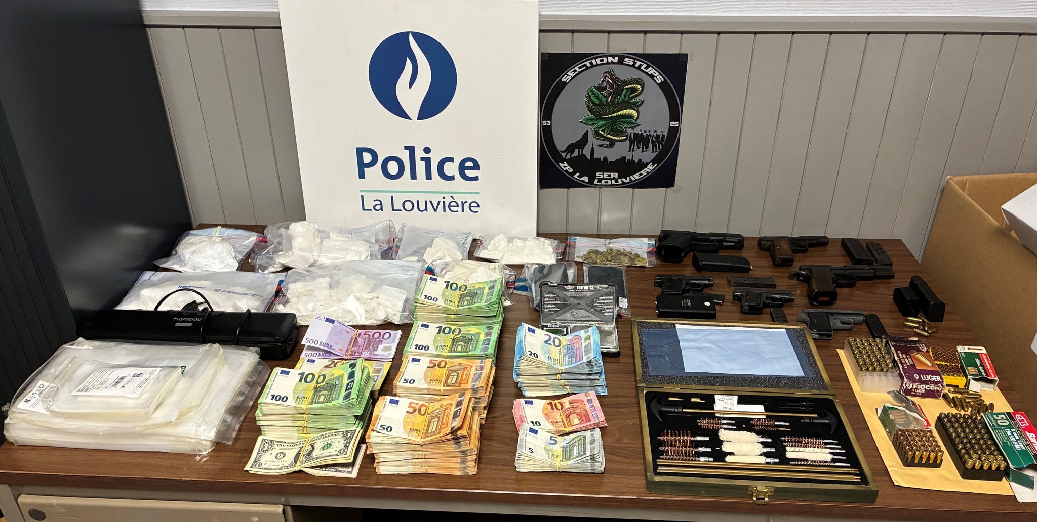 Police de La Louvière : 1,5 kilo de cocaïne et 200.000 € saisis lors d'une perquisition