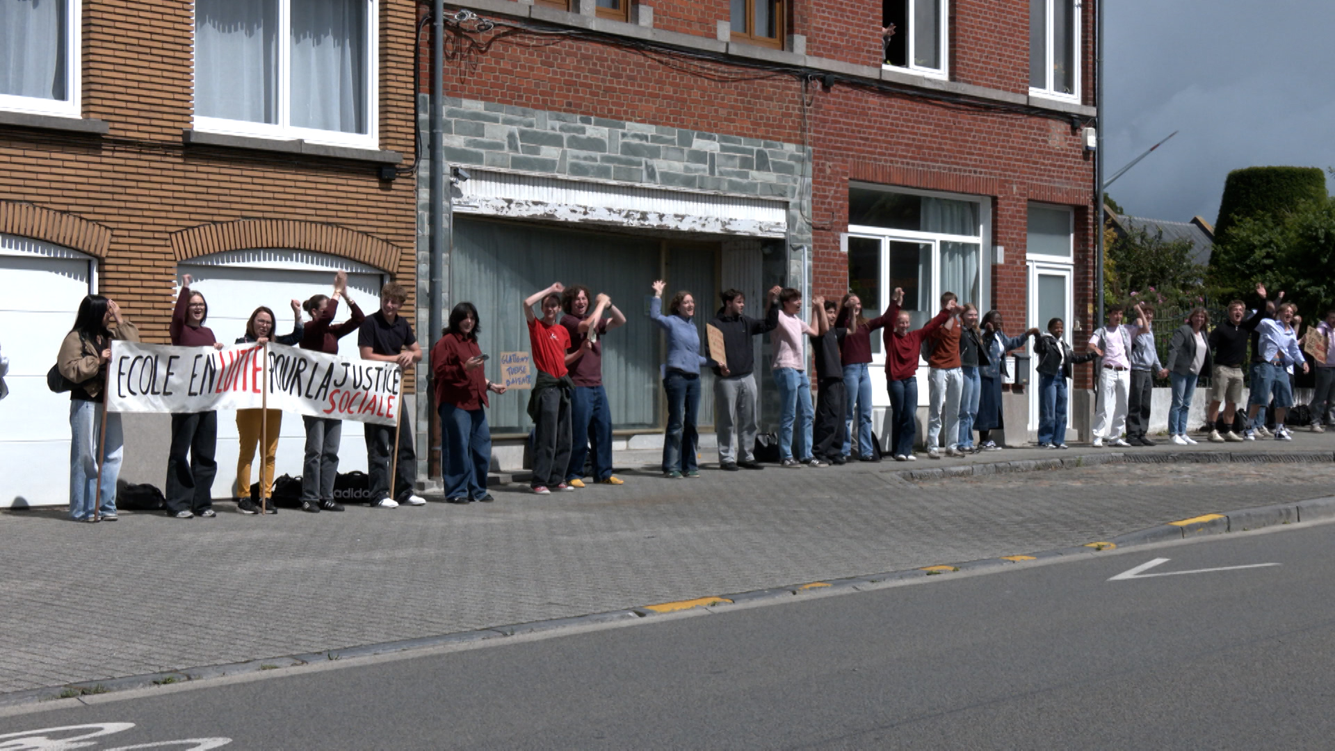 Soignies : chaîne humaine contre les réformes de l'enseignement