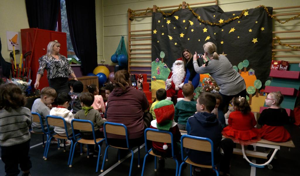 La Louvière: le Père Noël est arrivé au son des tambours à l'école de la Grande Louvière