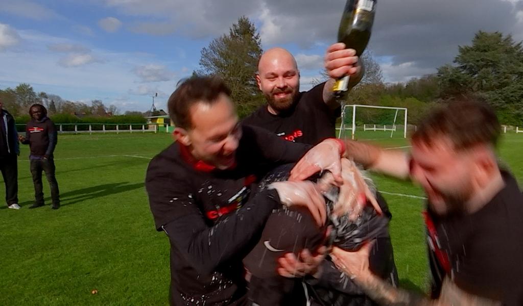 Naast fête son titre de P2B, douche de champagne pour Rémy Di Nolfo