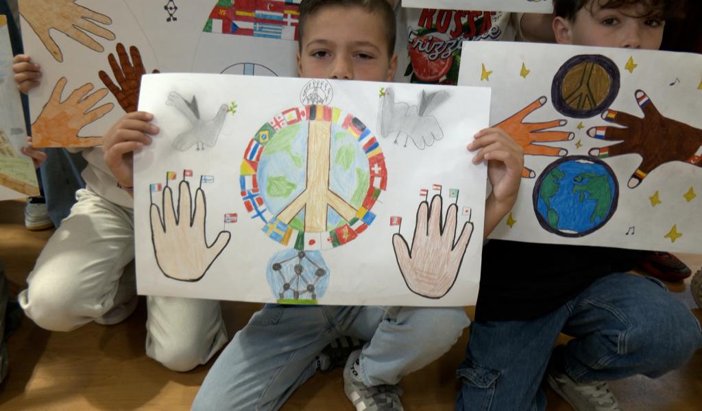 La Louvière : les écoliers dessinent la paix
