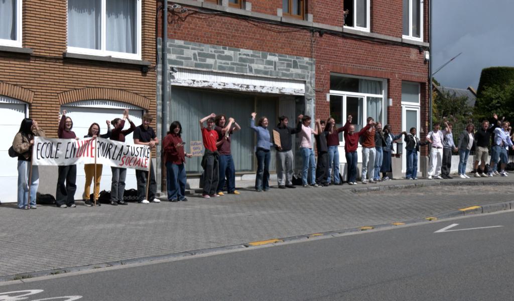 Soignies : chaîne humaine contre les réformes de l'enseignement