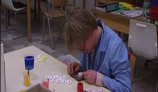 Neufvilles: un atelier ronds de plâtre des cougnolles