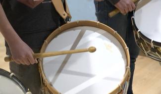 Carnaval : "El Vî Tambour " une école binchoise qui forme de futurs tamboureurs