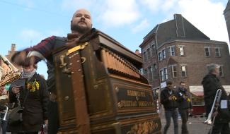 Les jeunesses sortent à la viole et en fanfare le lundi à Binche