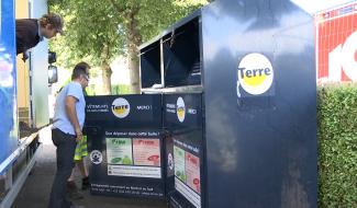 La Louvière : bulles à  vêtements " Terre", et bien à vêtements pas autre chose !