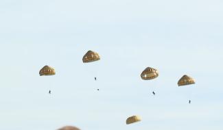 Les para-commandos en opération évacuation de civils à Binche