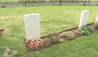 Saint-Symphorien ; deux soldats de la Grande Guerre, le "premier" et le "dernier" côte à côte