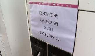 Feluy : les camions citernes réapprovisionnent les pompes