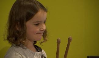 A Binche on organise des ateliers tambour pour enfants