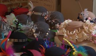 Binche : confection des chapeaux du Carnaval