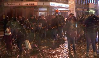 Binche :  soumonce sous parapluies