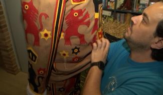 La Louvière : un Parisien, initié au bourrage du gille