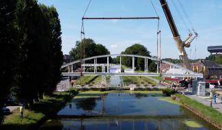 Travaux: Remise en place de la passerelle à Bracquegnies