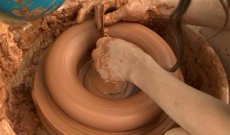 La Louvière : Alice Lothon crée et expose à Kéramis