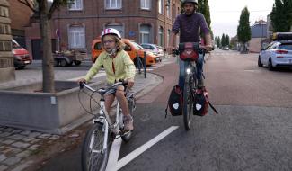 Ecaussinnes: Félicie-6 ans- se rend à l'école à vélo