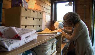 Steenkerque: Audrey crée des jeux et de la décoration en textile