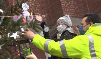  Morlanwelz : les enfants des écoles décorent le sapin de la Grand Place