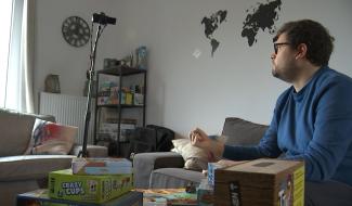 Bois d'Haine: Thomas organise des visio-conférences de démonstration de jeux de société