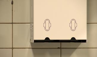 La Louvière : des distributeurs de serviettes hygiéniques gratuites dans les écoles
