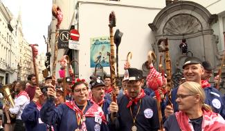Bruxelles : les Flaminds de Saint-Vaast habillent le Manneken-Pis