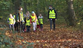 Mariemont: les stagiaires du CRIE à la découverte d'un terril.