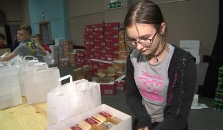  Le Roeulx: les jeunes "du Relais"  aident à la confection de colis pour le 3ème âge