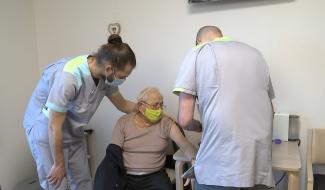 Saint-Vaast: la vaccination a débuté au home "Les Buissonnets"