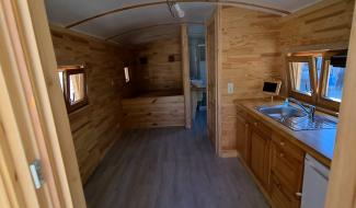 Braine-le-Comte : une roulotte aménagée par des futurs menuisiers