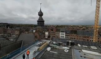 Binche: le théâtre revêt sa nouvelle toiture.