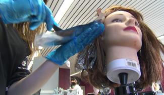 Carnières : les futurs coiffeurs formés sur des postiches