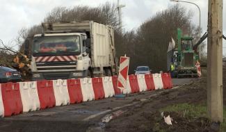Premiers coups de pelle pour le rond-point de la route Baccara! 