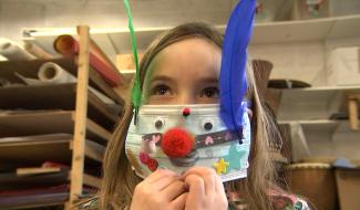 SAINT-VAAST: Stage au domaine de la Louve: les enfants créent des masques de carnaval 