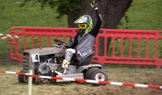 Seneffe : des tracteurs tondeuses en course !