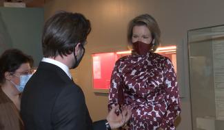 Mariemont : la Reine visite l’exposition Clovis