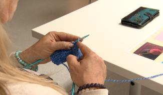 Tricoter et lire un roman en même temps