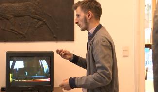 Un artiste fait un poème en video de sa vie banale: Péplum