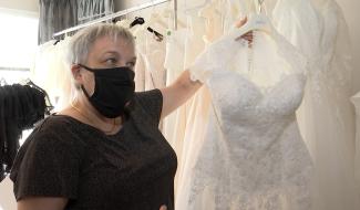 Les annulations de mariage affectent les affaires de nombreux indépendants, notamment les boutiques de robes
