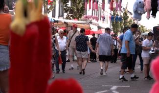 Une braderie ensoleillée et on oublie la crise