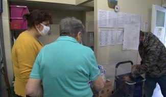 Colis alimentaires en hausse, bénévoles au taquet