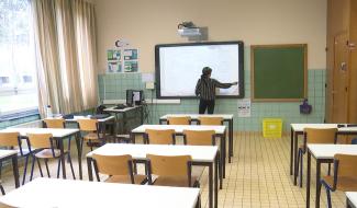 Un tableau électronique pour une classe vide à l'athénée de Binche