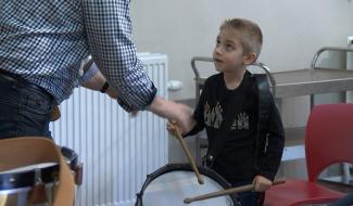 Une nouvelle génération de tamboureurs se profile à l'horizon, une initiation pour tous à Binche.