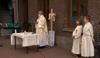 La messe à cinquante, mais en extérieur. C'est à Soignies