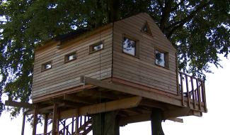 Naast: une cabane perchée dans les arbres pour admirer le paysage.